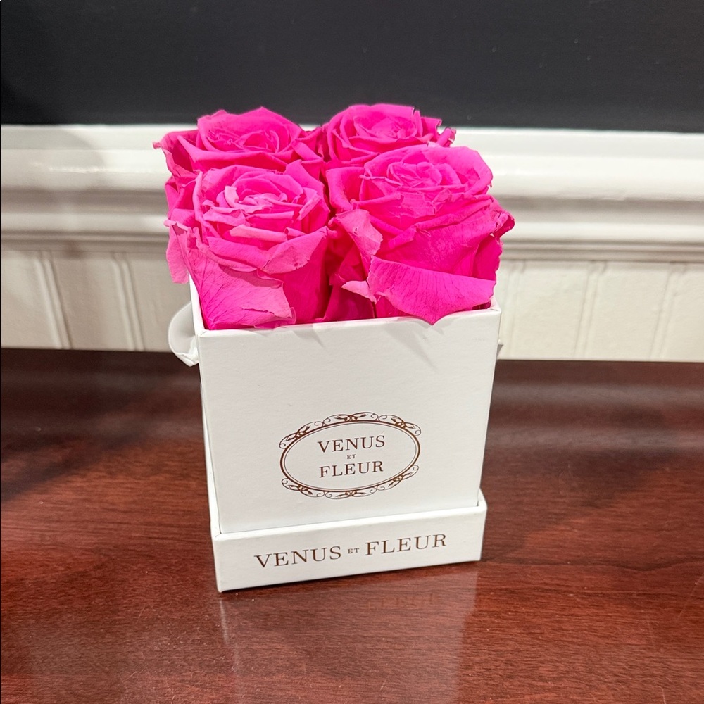 Venus Et Fleur Pink Roses in White Box